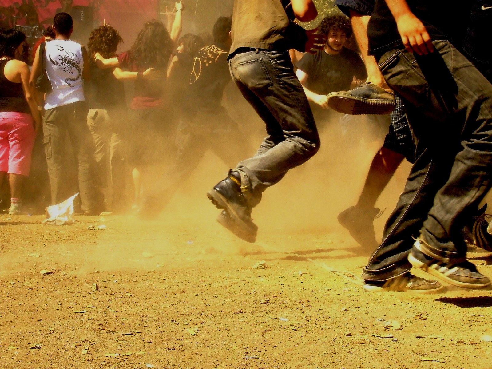 Barışarock 2007, festival alanında toz bulutu içinde kalabalık