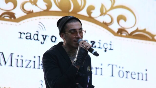 Can Bonomo sahnede, 15. Radyo Boğaziçi Ödülleri