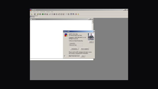 mIRC 5.51 (1999) ekranı, siyah zemin üzerinde